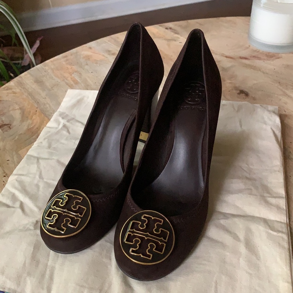 TORY BURCH Suede Logo Embellished “Meddie” Pump - Size 8